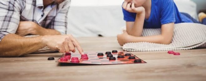 ボードゲームを楽しむ子ども