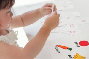 ボードゲームを楽しむ子ども